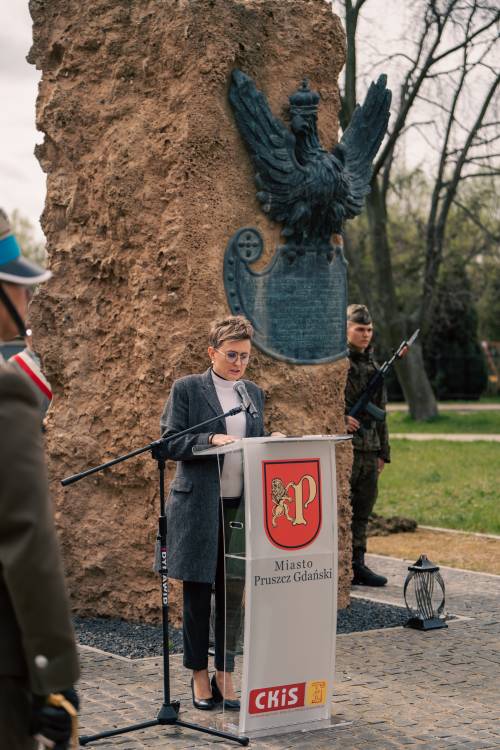 Przemówienie Przemówienie podczas obchodów upamiętniających zbrodnię katyńską w obstawie żołnierzy.