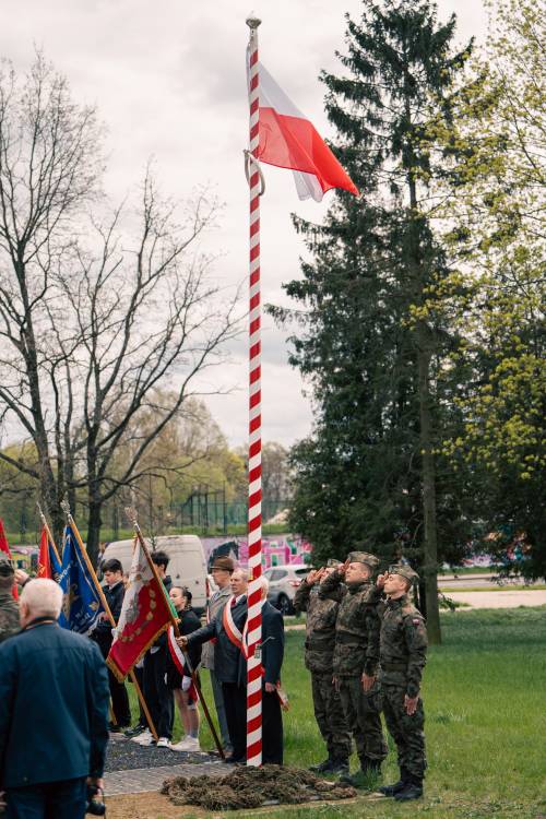 Maszt z flagą Rzeczypospolitej Przemówienie podczas obchodów upamiętniających zbrodnię katyńską w obstawie żołnierzy.