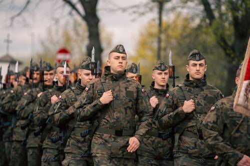 Żołnierze podczas obchodów upamiętniających zbrodnię katyńską w obstawie żołnierzy.