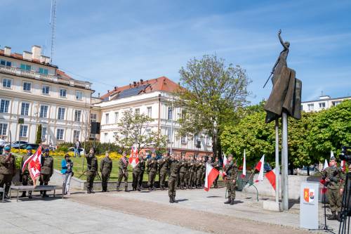 Żołnierze na placu Jana Pawła II. W tle budynek Starostwa Powiatowego i pomnik Nike.