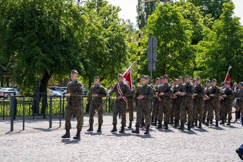 Żołnierze docierają do placu Jana Pawła II.