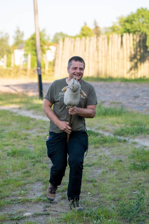 Dorosły mężczyzna na hobby horse.