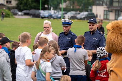 Policjanci rozmawiają z dziećmi.