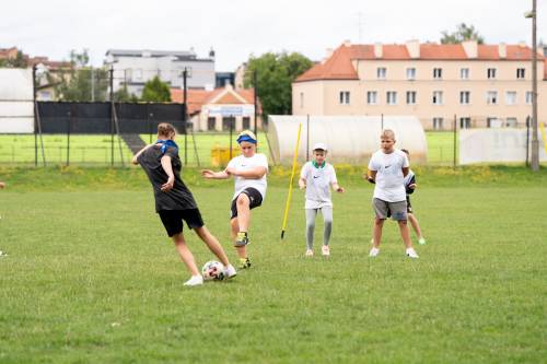 Dzieci podczas zabaw na boisku.