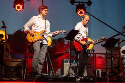 Zbliżenie na gitarzystów.