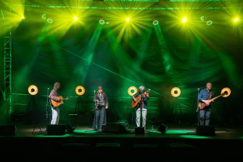 Czterech muzyków na scenie. Szeroki kadr.