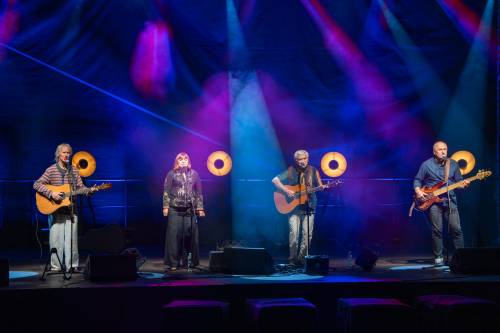 Czterech muzyków na scenie. Szeroki kadr.