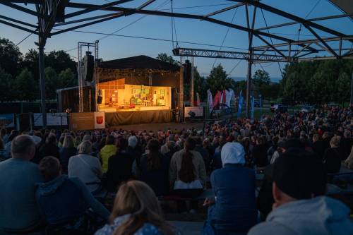 Szeroki nad na scenę, zza pleców publiczności.