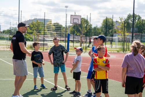 Dzieci podczas zabawy - zajęcia z gry w koszykówkę.