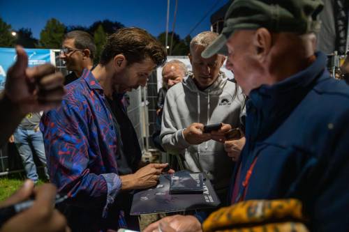 Artyści po koncercie Limbowski & Rev.Ray dają autografy.