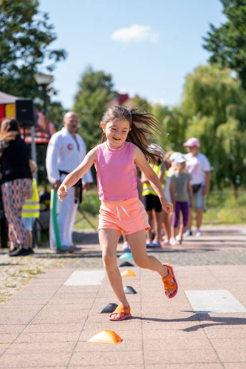 Dziewczynka podczas animacji. Slalom.