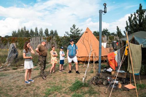 Zdjęcie przedstawia aktywności podczas Drop Zone w Faktorii Handlowej.