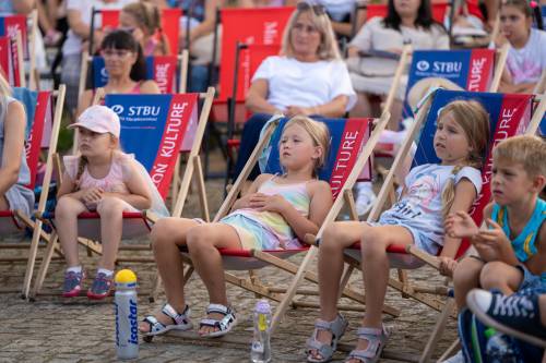 Na zdjęciu scena z przedstawienia Złoty Klucz amfiteatrze w Pruszczu Gdańskim. Widać publiczność.