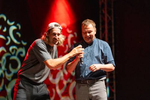 Tomasz Jachimek i Michał Kempa na scenie podczas Wieczoru Stand-up w ramach cyklu faktoria Kultury w Pruszczu Gdańskim. Zbliżenie.