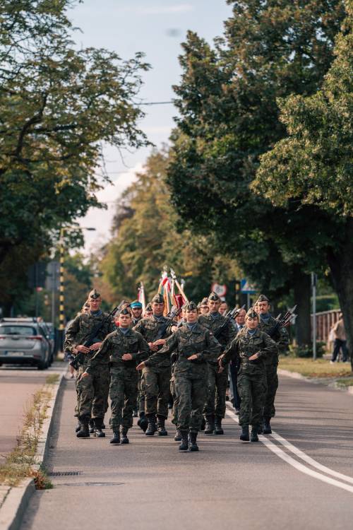 Żołnierze podczas przemarszu.