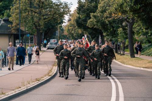 Żołnierze podczas przemarszu.