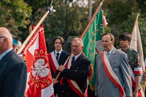 Goście ze sztandarami podczas przemarszu.