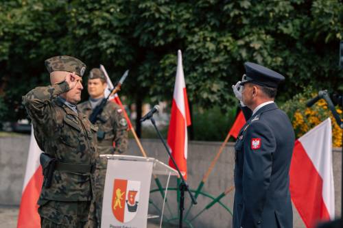 Żołnierze ze sztandarami.