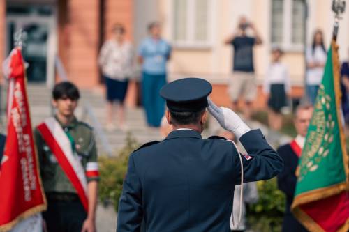 Żołnierze ze sztandarami.