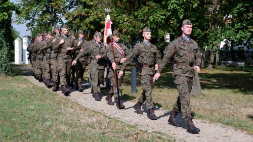 Żołnierze wnoszą poczet sztandarowy.