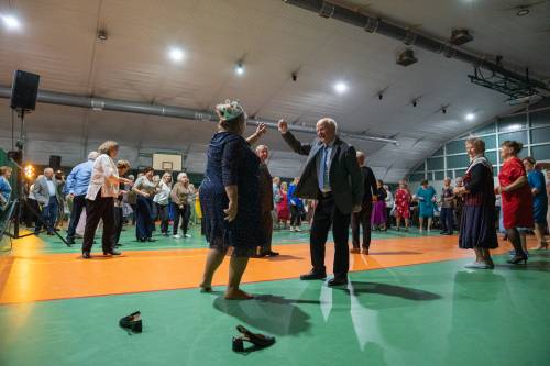 Seniorzy podczas zabawy.