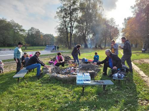 Uczestnicy po udanej akcji - integracja przy ognisku.