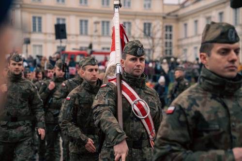 Żołnierze ustawiający się na Placu Jana Pawła II.