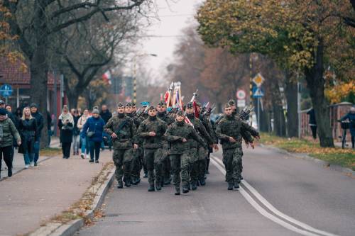 Przemarsz wojska ul. Wojska Polskiego.