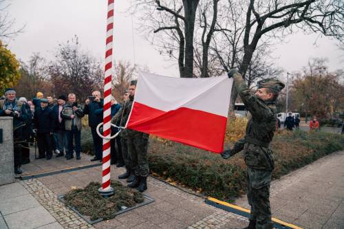 Wciągnięcie flagi na maszt.