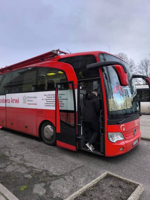 Przód autobusu, w którym pobierana jest krew.