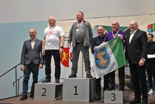 Uczestnicy na podium - mężczyźni.