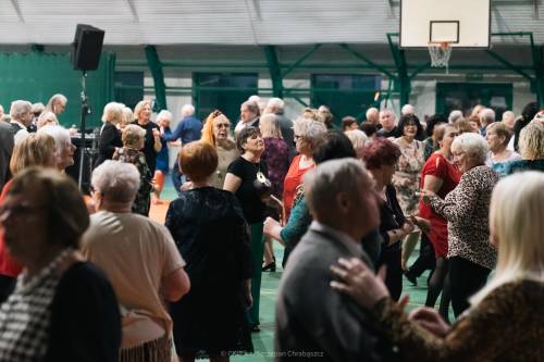 Seniorzy tańczą podczas balu.