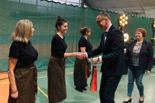 Wręczenie podarunków dla osób, które wsparły organizację balu.