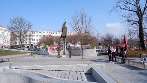 Żołnierze oraz poczty sztandarowe pod pomnikiem Nike na Placu Jana Pawła II w Pruszczu Gdańskim.