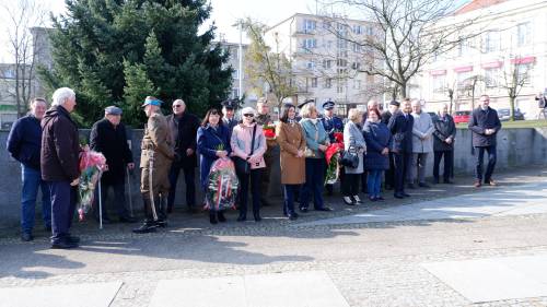 Uczestnicy obchodów zebrani na Placu Jana Pawła II w Pruszczu Gdańskim.