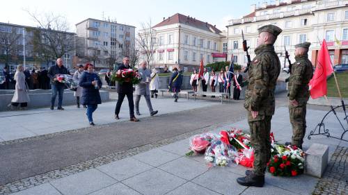 Goście składają kwiaty pod pomnikiem Nike. Z kwiatami przedstawiciele Urzędu Miasta - Burmistrz Pruszcza Gdańskiego Janusz Wróbel oraz Rady Miasta Pruszcza Gdańskiego.