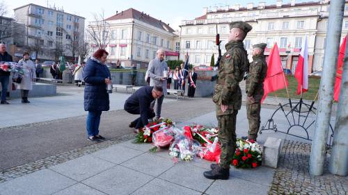 Goście składają kwiaty pod pomnikiem Nike. Z kwiatami przedstawiciele Urzędu Miasta - Burmistrz Pruszcza Gdańskiego Janusz Wróbel oraz Rady Miasta Pruszcza Gdańskiego.