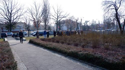 Uczniowie zebrani na Placu Jana Pawła II podczas uroczystowści.