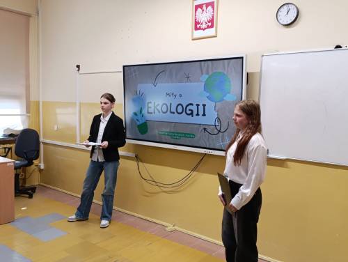 Uczniowie prezentują projekt. Zbliżenie.