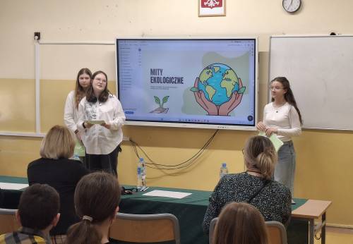 Uczniowie prezentują projekt. Zbliżenie.
