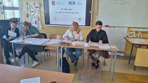 Obrady komisji - kobiety siedzą przy stoliku.