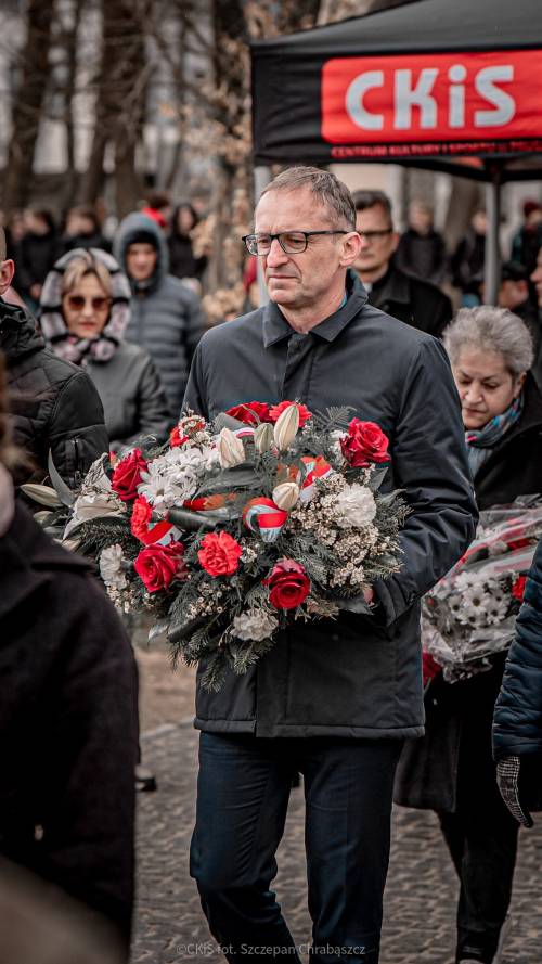 Burmistrz Pruszcza Gdańskiego Janusz Wróbel składa kwiaty.