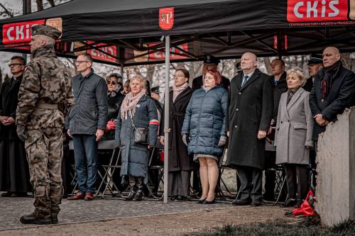 Goście podczas obchodów. Grupa ludzi stoi podczas apelu.