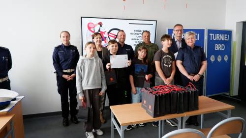Wręczenie upominków podczas rozstrzygnięcia miejskiego etapu Ogólnopolskiego Turnieju Bezpieczeństwa w Ruchu Drogowym.