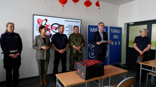 Wręczenie upominków podczas rozstrzygnięcia miejskiego etapu Ogólnopolskiego Turnieju Bezpieczeństwa w Ruchu Drogowym.