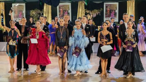 Uczestnicy turnieju w pięknych strojach.