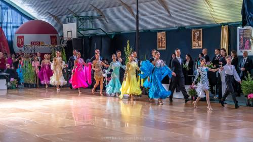 Uczestnicy turnieju w pięknych strojach.