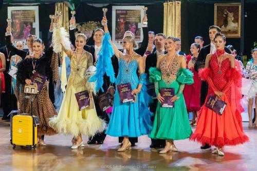 Uczestnicy turnieju w pięknych strojach.