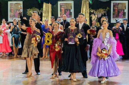 Uczestnicy turnieju w pięknych strojach.