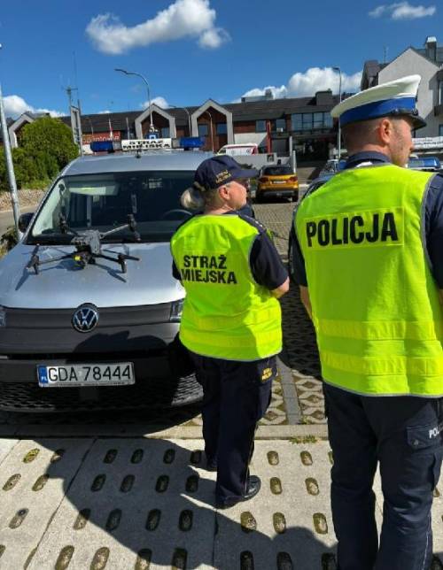 Stażniczka miejska i policjant prowadzą działania kontrolne